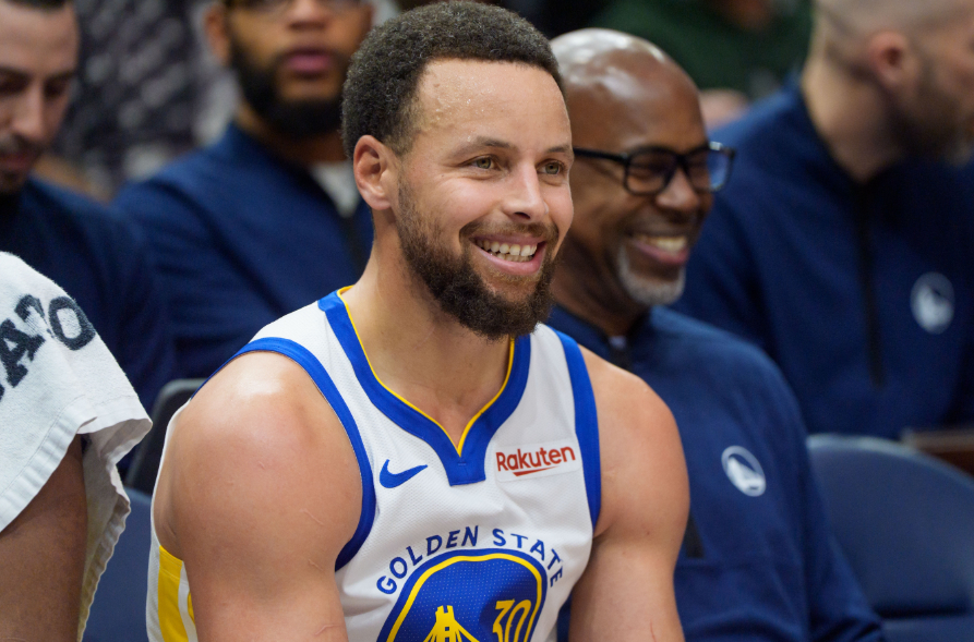 今日勇士球星库里在全明星赛前接受了媒体采访。记者：“在你看来，联盟中哪位正在崛起