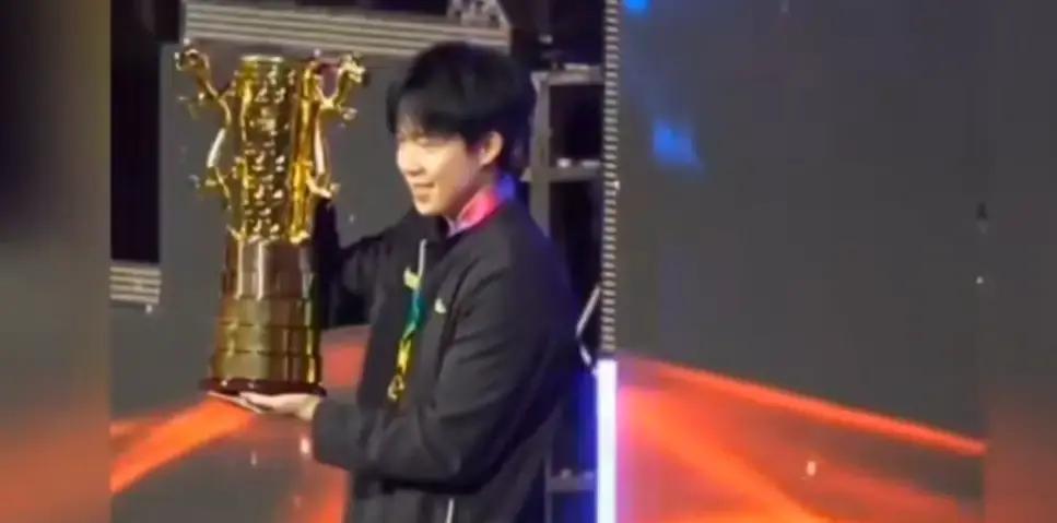 肩伤仍3-1逆转！王楚钦把奥运门票赌上了
 
6月1日晚重庆，他举手示意暂停那一