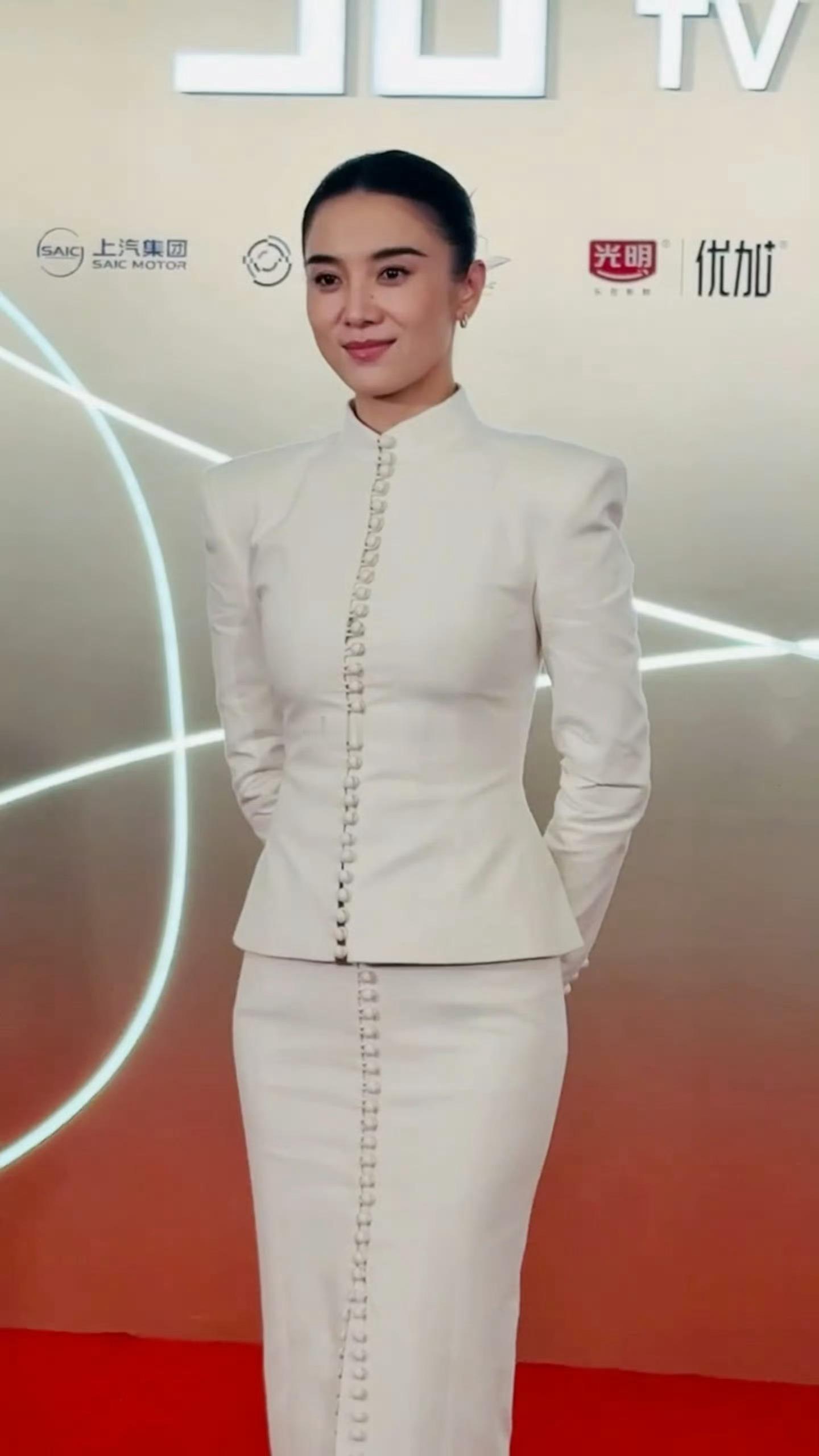 解锁新的高定，身穿Thom Browne 2024 秋冬高级定制系列亮相今晚的提