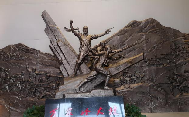 1938年，万家岭战后，漫山遍野都是腐烂的尸体，无人愿意打扫战场，一个乞丐主动前