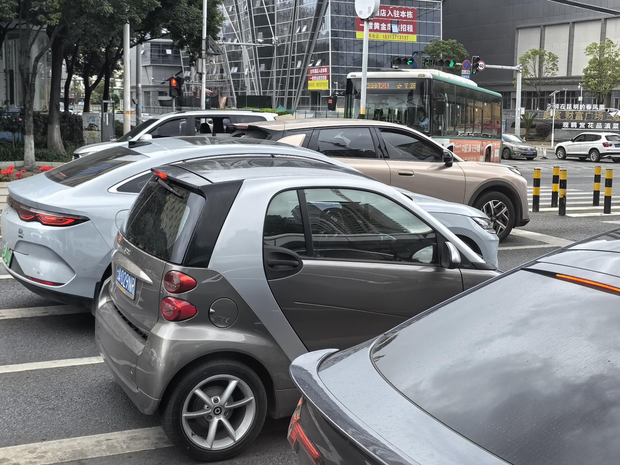 这中间这辆小可爱车是什么车，好可爱，主要是不占地方，这个车应该好开。这不知道是贵