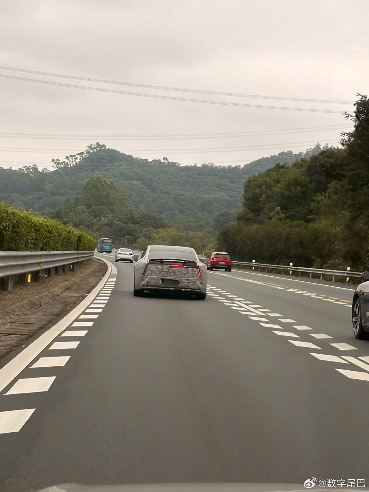 小鹏P7上市这么久了为什么为什么还要伪装？那八成是要上增程版了 