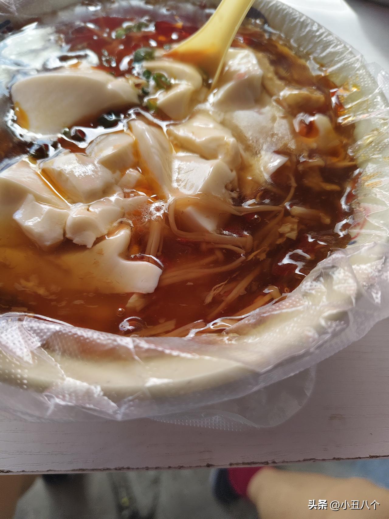 现在豆腐脑的变化越来越多，早些年的豆腐脑多数是鸡蛋木耳做的汤卤，后来也有加虾皮的