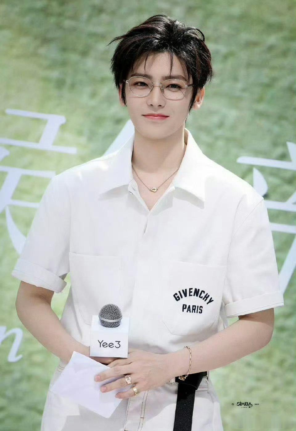 今日份 侯明昊 ！！好干净清爽的大帅哥[鼓掌][爱你] ​​​