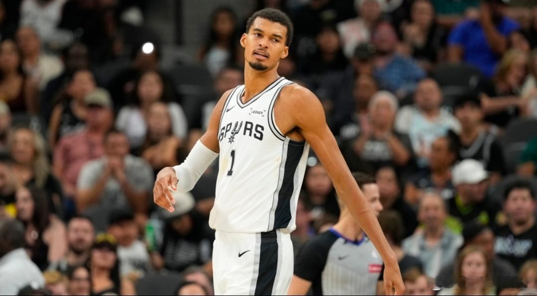 马刺升至西部第四！有文班时9胜4负，无文班时9胜3负NBA比赛继续进行，马刺11