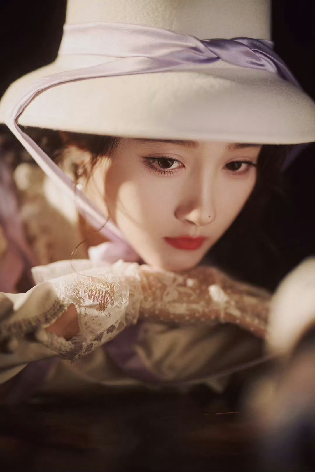 关晓彤这谁家生日蛋糕跑出来了这造型简直就是行走的生日蛋糕呀，看起来非常洋气呀，简