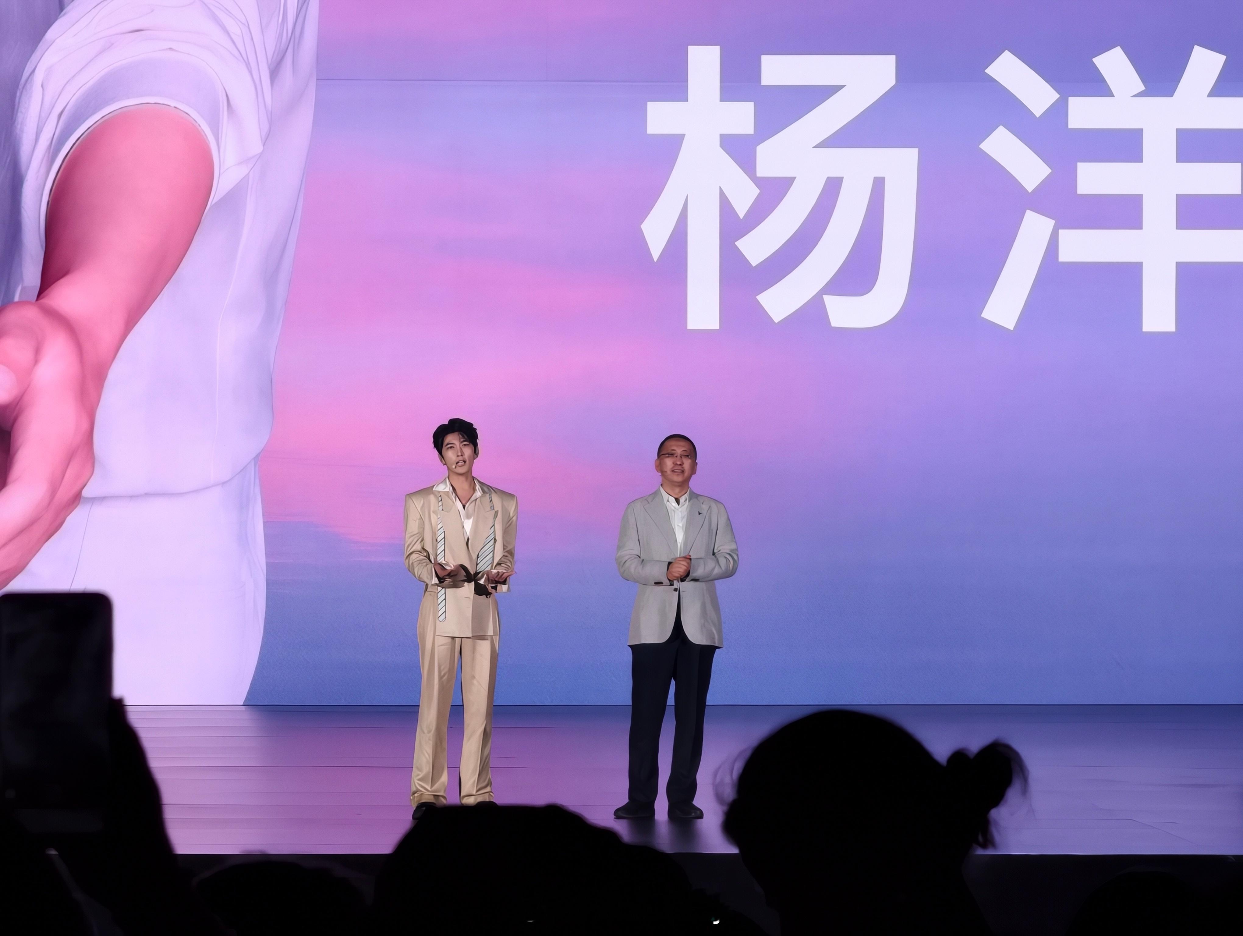 岚图追光S全球代言人，001号车主杨洋登场现场实拍。第一视角见证国产科技新突破杨