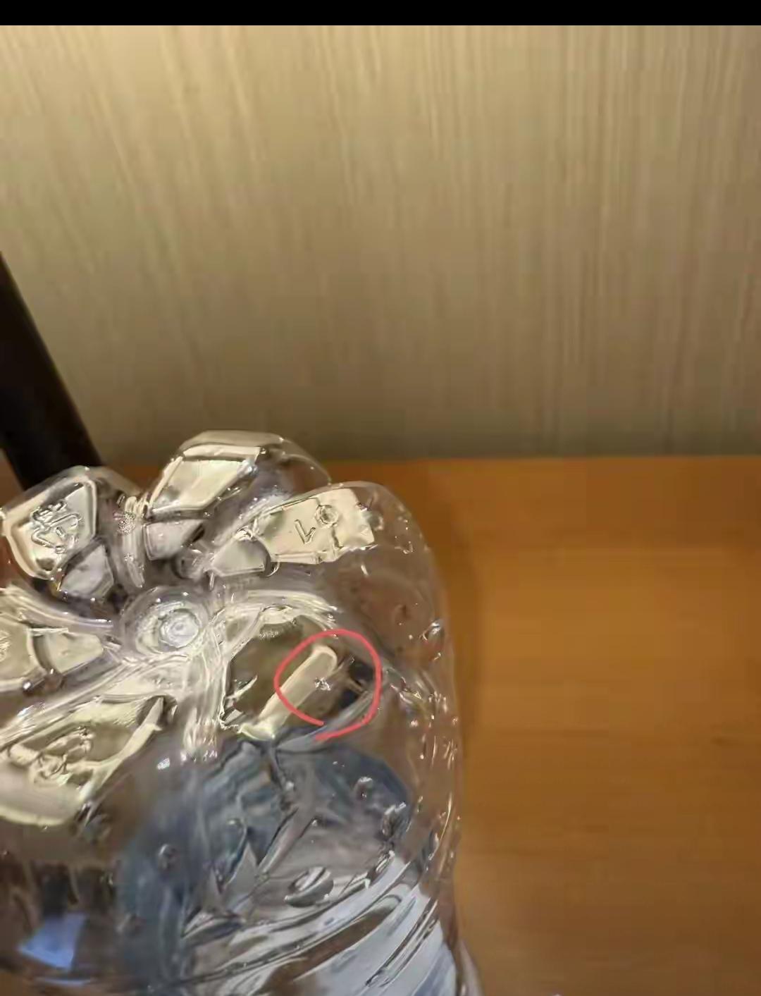 酒店矿泉水瓶底有针孔！高铁安检报警，这波操作太离谱！
 
杨女士住南京假日酒店，