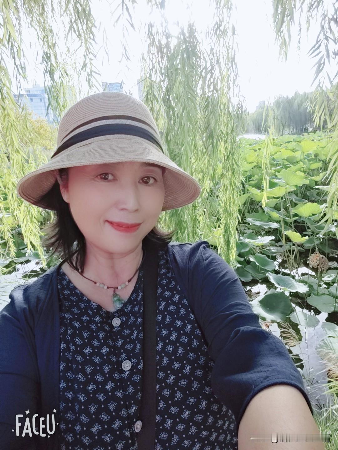 近一年里，自拍习惯了，今天有点后悔了[捂脸]

今天下午在公园里，我正自拍时
有