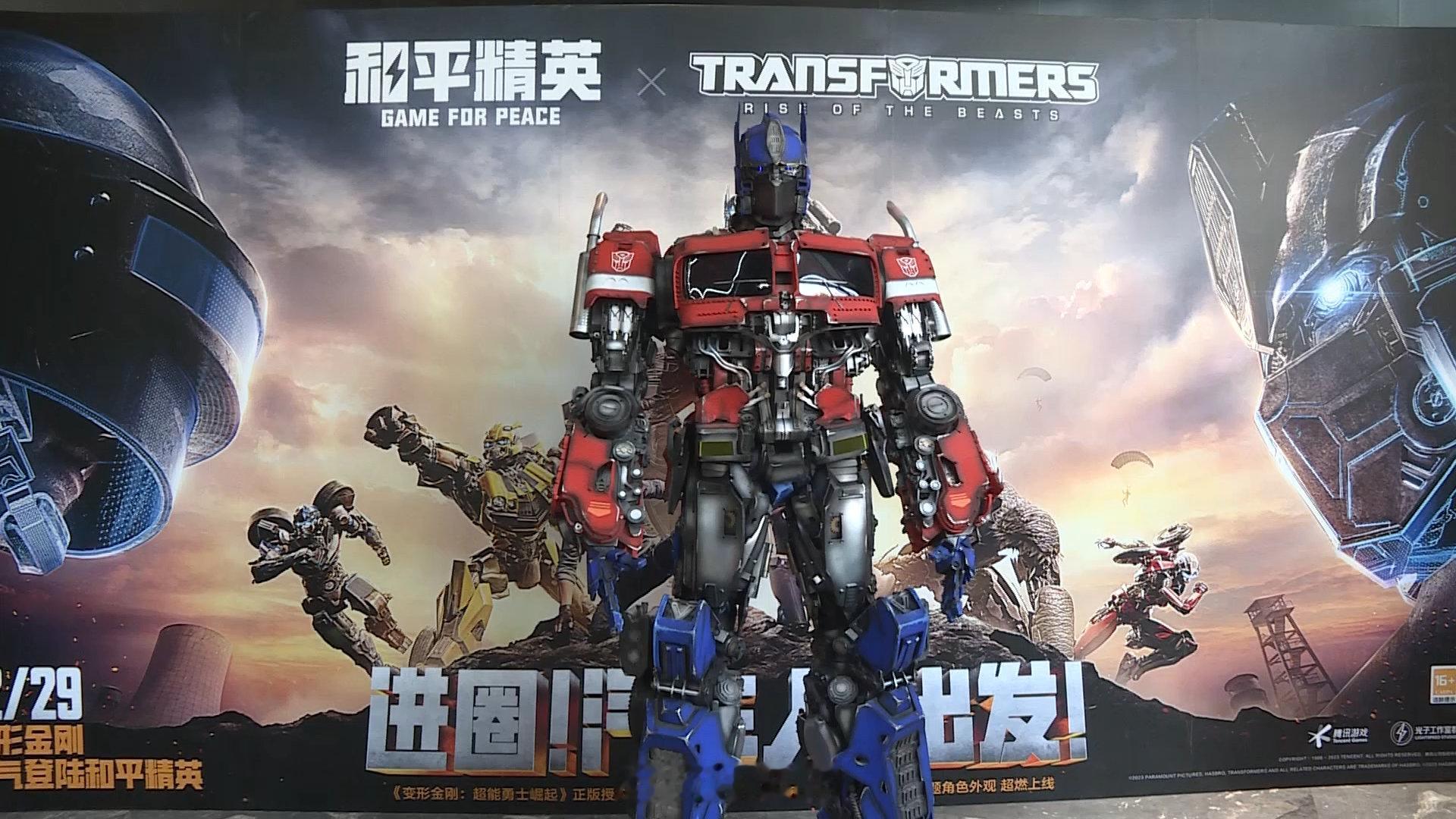 #和平精英女郎挑衅威震天# 嘿嘿嘿，我看到了什么？！是和平精英和变形金刚的联动！