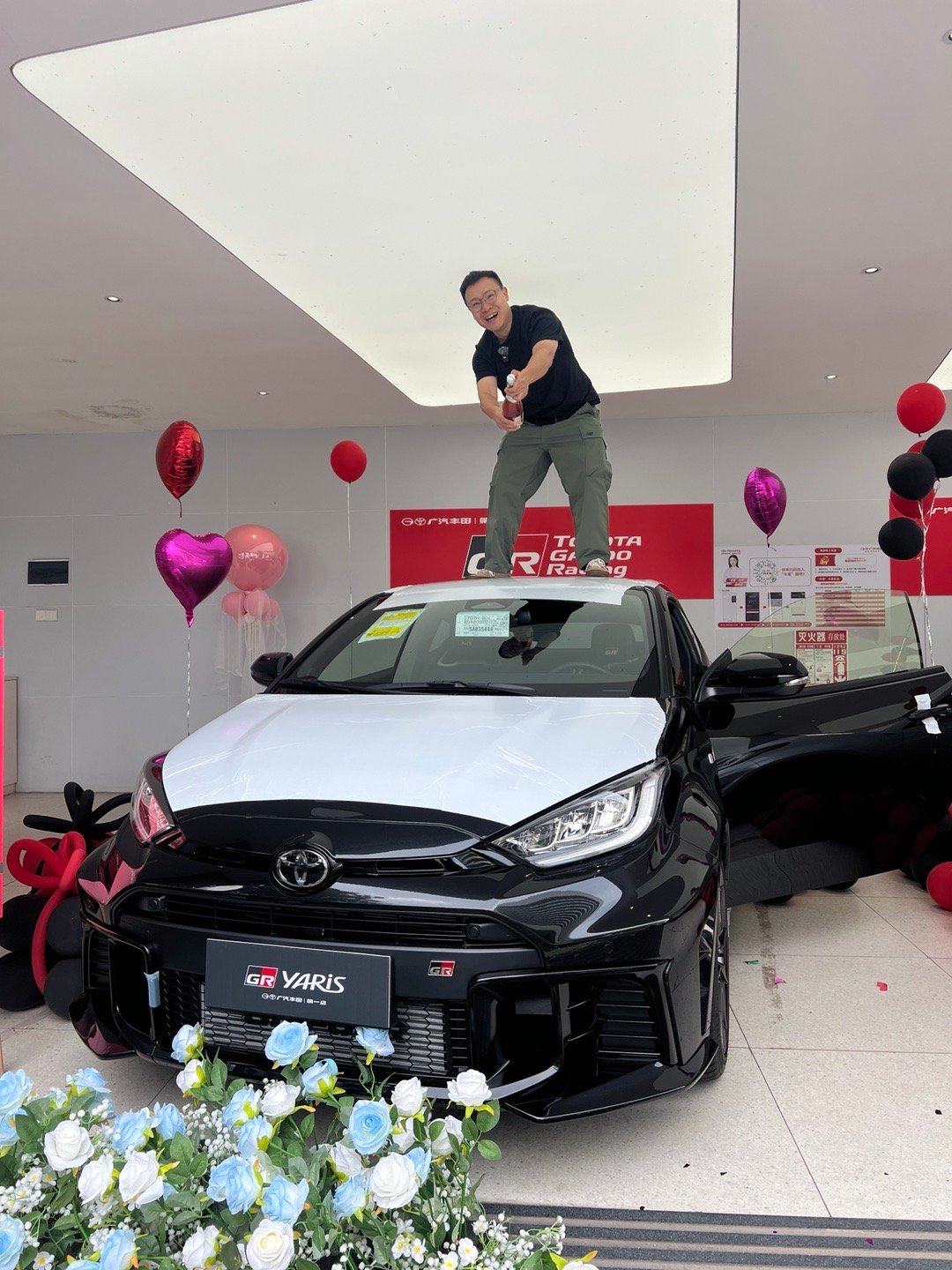 提车实测，车顶真的是可以站着喷香槟的[哈哈] ​​​