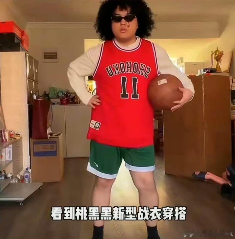 请选择桃黑黑新型战衣穿搭已悟透桃黑黑四六分穿搭公式别具一格的穿搭体系悄然走红，设
