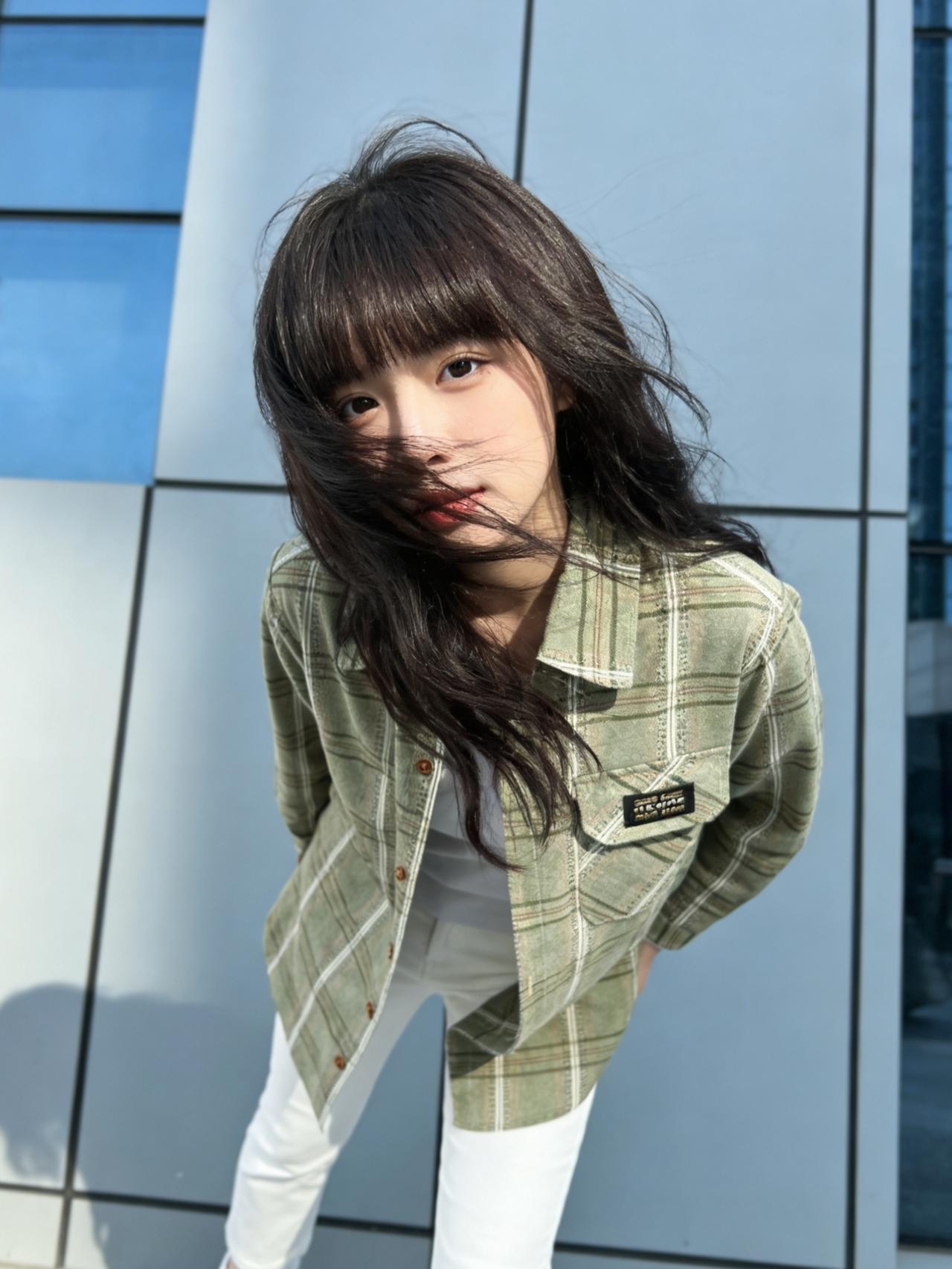 暖阳倾洒，少女步履轻盈。简约格子外套搭配干净白裤，利落又充满朝气。阳光勾勒出她明