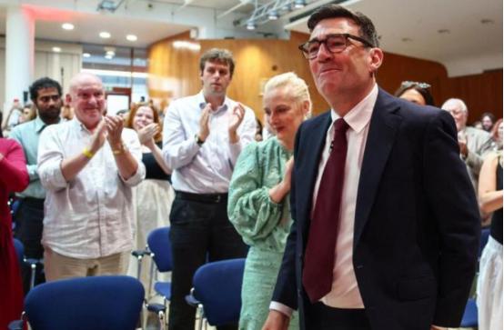 英国变局：斯塔默退场，“北境之王”伯纳姆入主唐宁街
近日，英国政坛迎来变局，前大