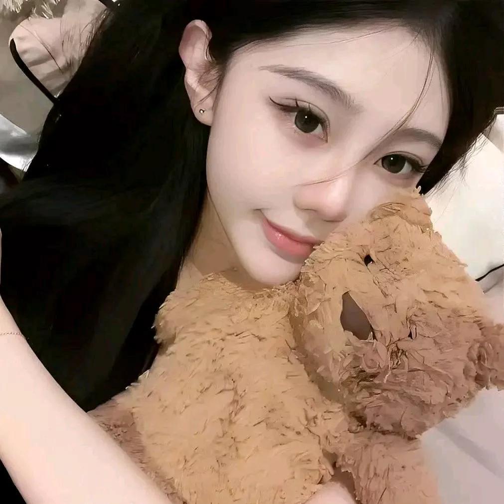 温柔微笑，抱着毛绒熊，暖心治愈🧸💕毛绒绒治愈系 毛绒治愈系 抱抱熊自拍 抱抱