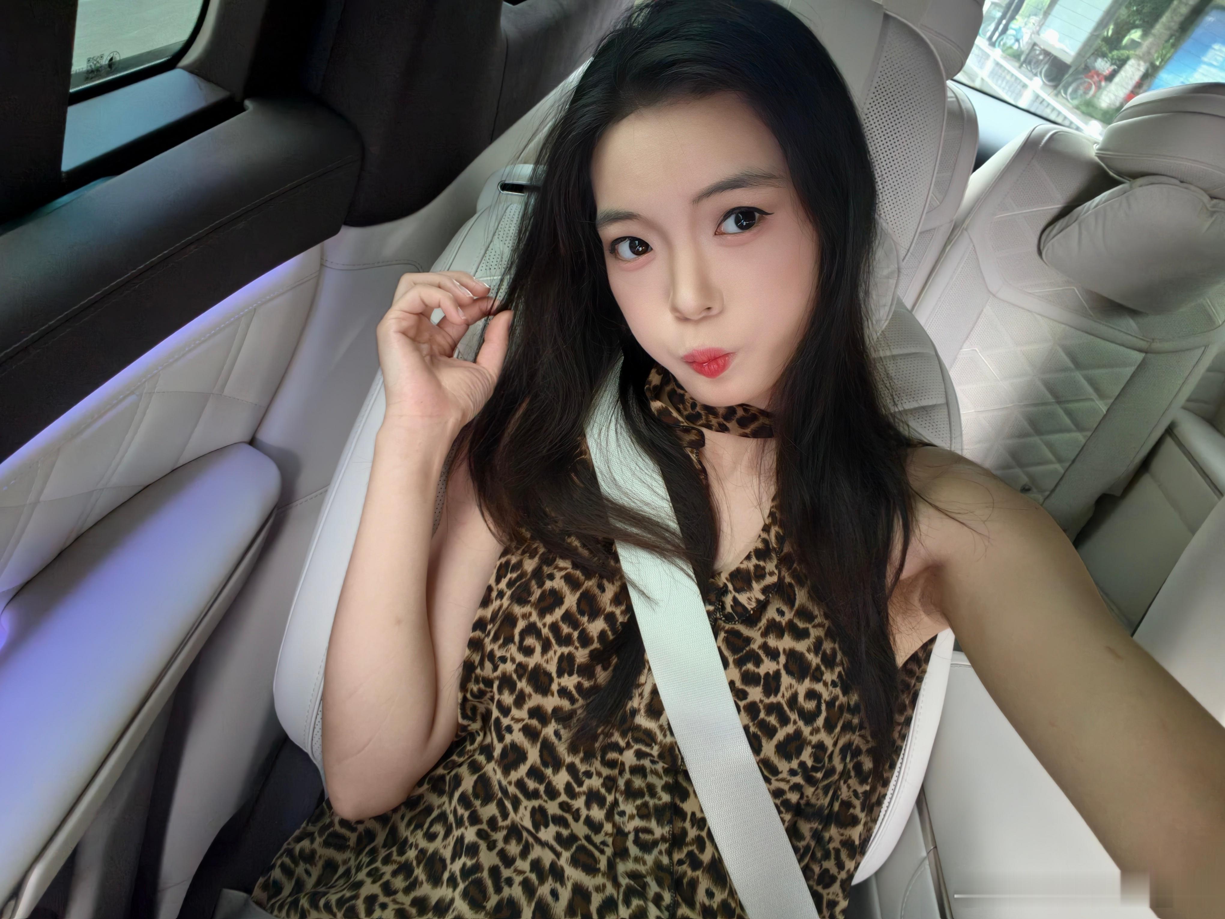 坐蔚来 ES9的后排真是太爽了，一边躺着一边看电视[打call][打call][