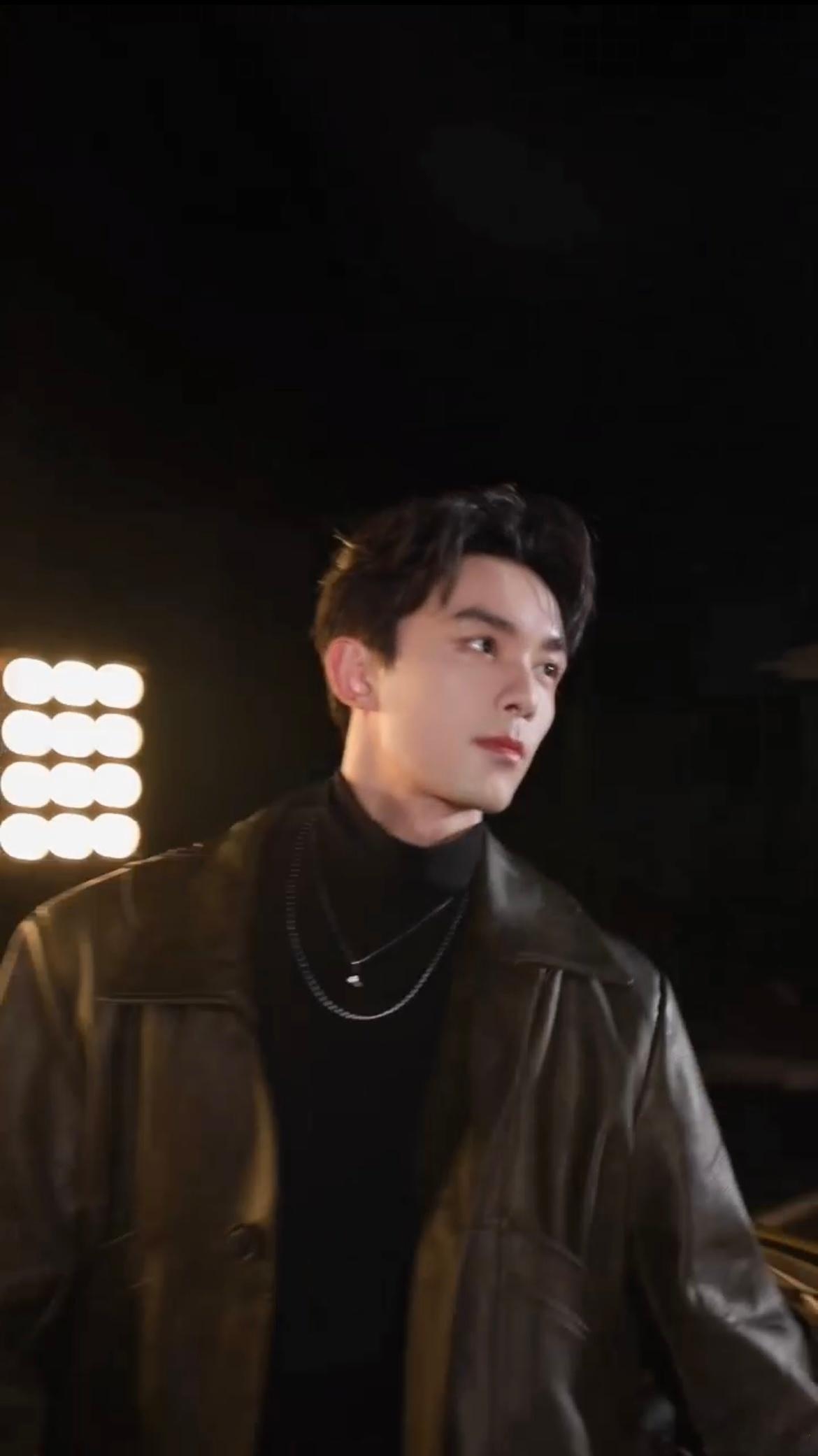 别人活动进场是体面走过，吴磊进场直接轰动全场！超跑驶入红毯的瞬间，隔着直播截图都