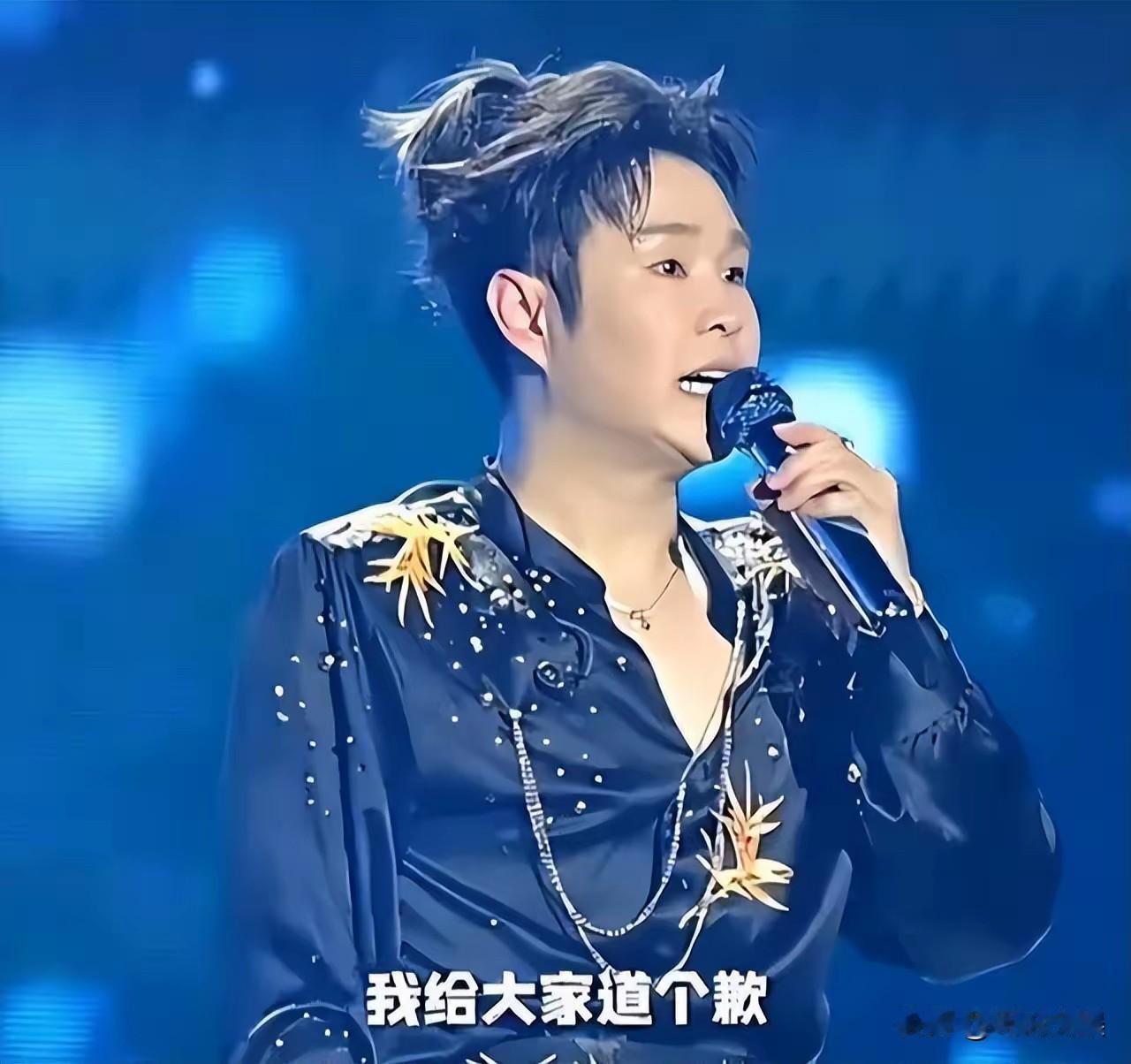 小沈阳下跪道歉！不听赵本山劝告，非要开演唱会！

前几天，小沈阳在自己的演唱会上