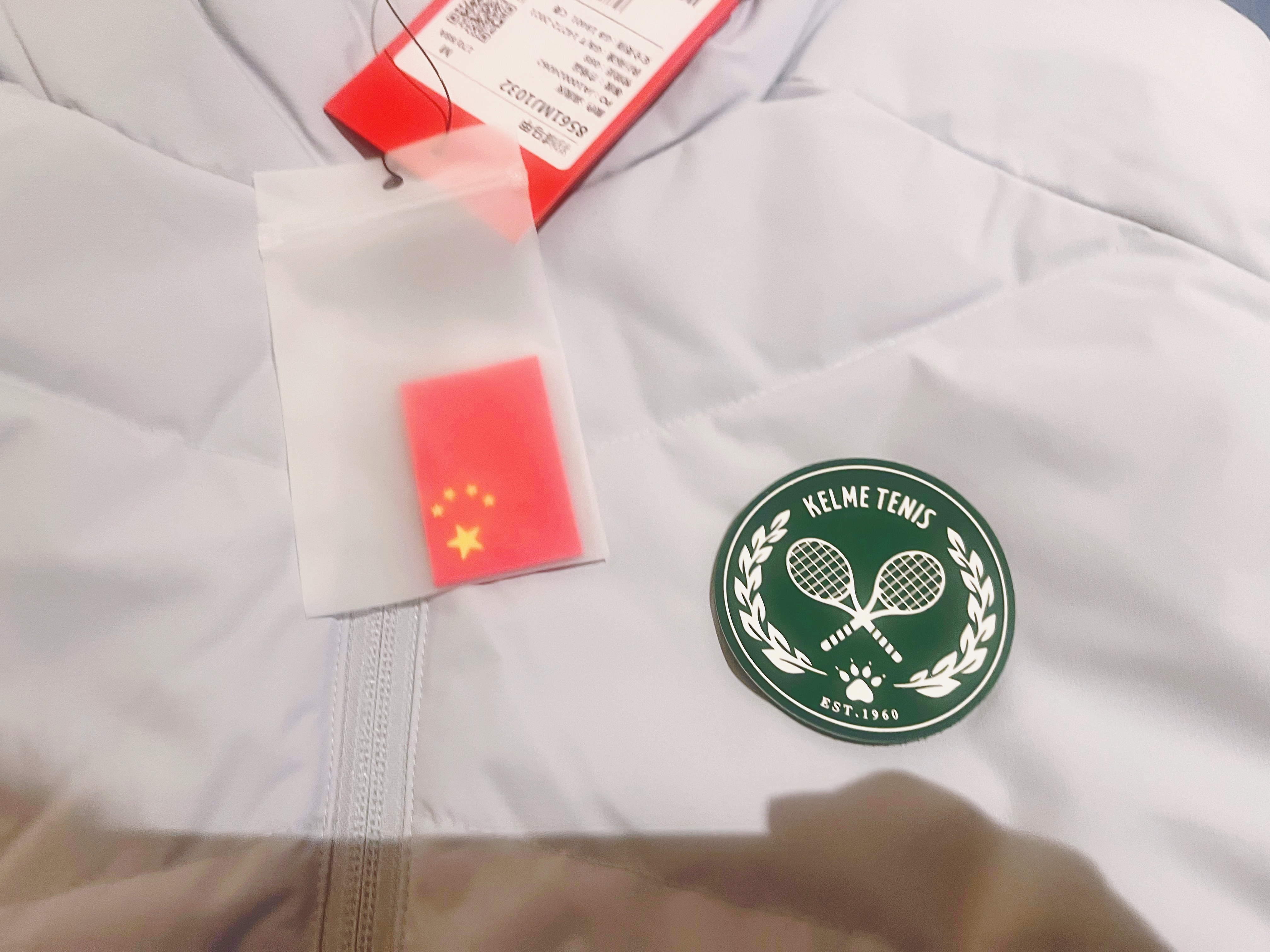 网球talking大会 明天的穿搭，有个小细节，这个网球元素的logo是魔术贴，