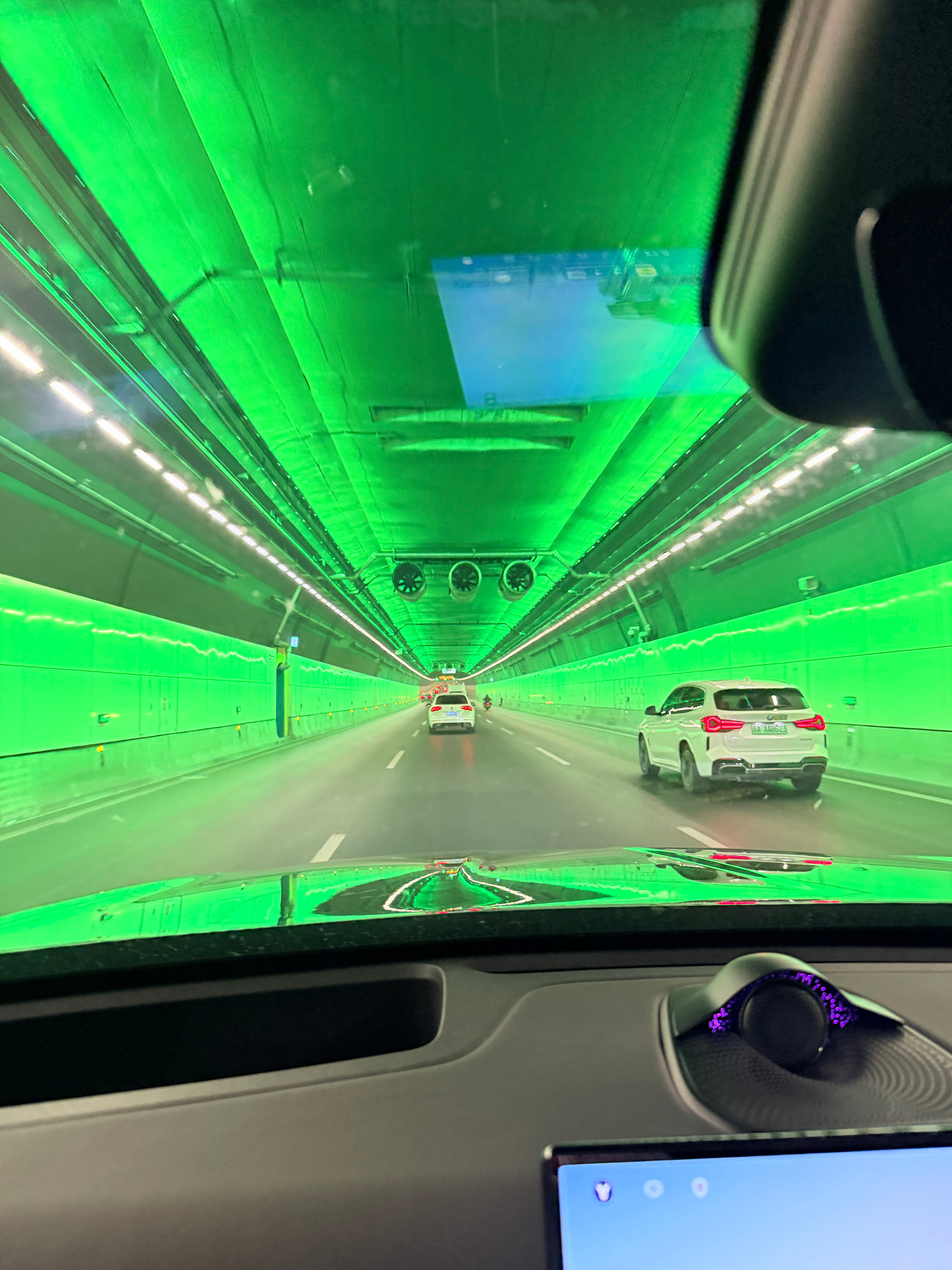 北京东六环的的地下隧道还有情绪价值每次经过我我儿子都说：蓝色海洋、绿色森林别说确