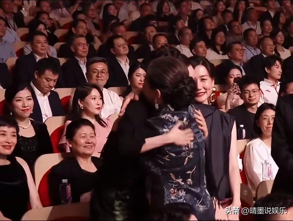 真的极少见到这样的杨幂，
看得出她为老戏骨迟蓬终获晚年重要奖项由衷的高兴，努力强