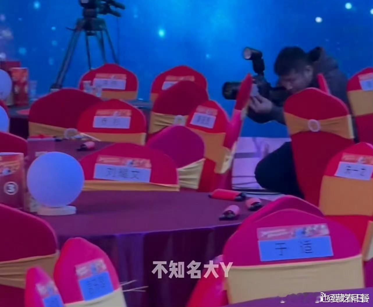 易烊千玺朱一龙刘耀文坐一桌易烊千玺朱一龙刘耀文坐一桌，那很养眼了！ 