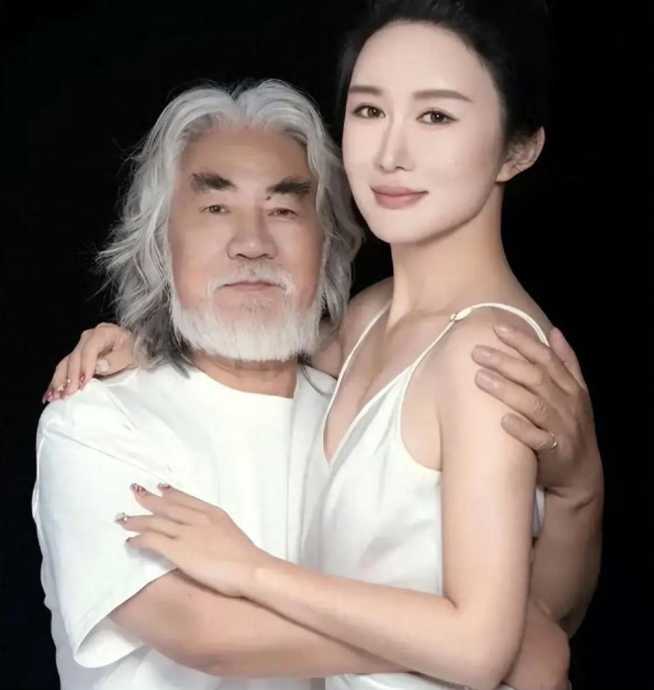 网友们管的太宽，
让张纪中老婆破防了！[捂脸]

她说的也对，
没有抢了你们的女