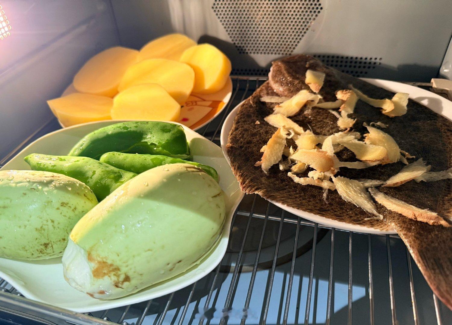 这个暑假，我老大基本没吃过我炒的菜～一律懒人蒸～他一个人吃掉一整条鱼，热量也不高