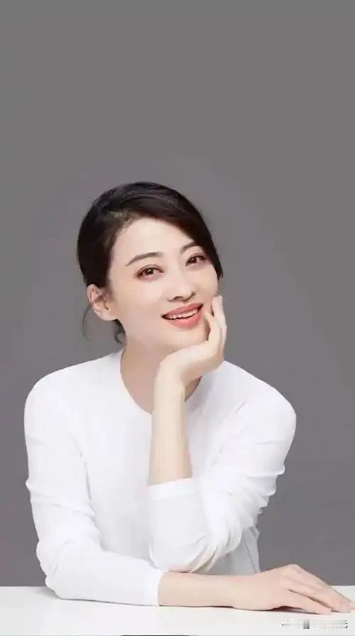 演员梅婷说：“很多人都说我，你给大家的感觉永远是很柔和，很温婉的，真羡慕你的性格