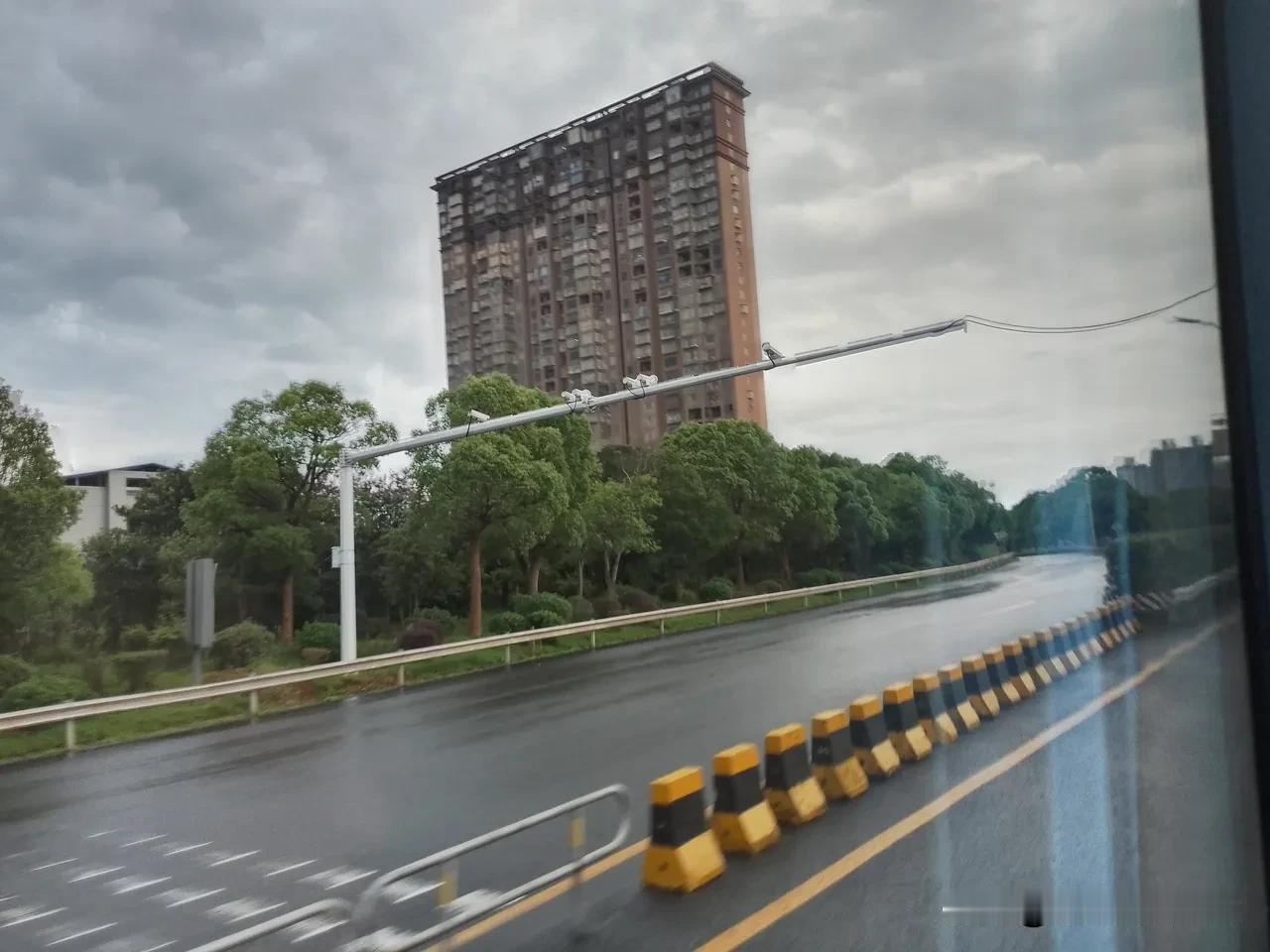 长潭西高速南往北明明只有部分路段有滑坡风险，为何不分段开放或者在某一段借道通行，