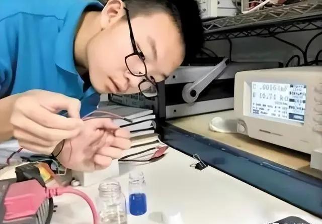 2003年，18岁的河南高中生陈天晗在手绘出283种电池触点后，发明了充电神器“