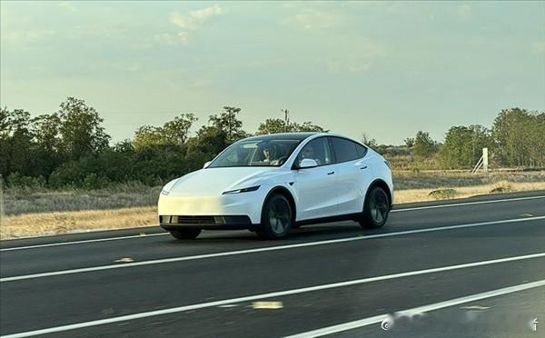 特斯拉或推出更低价ModelY廉价版的特斯拉Model Y，外观和内饰进一步精简