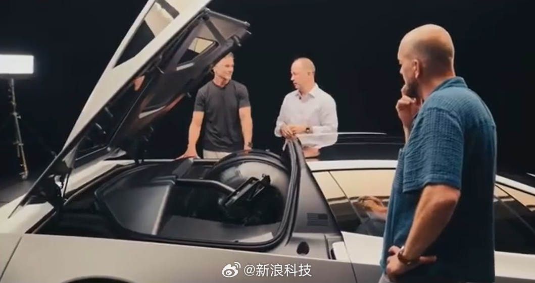 【国外博主吐槽会飞的特斯拉国外博主称特斯拉Roadster是炸弹】上周，特斯拉发