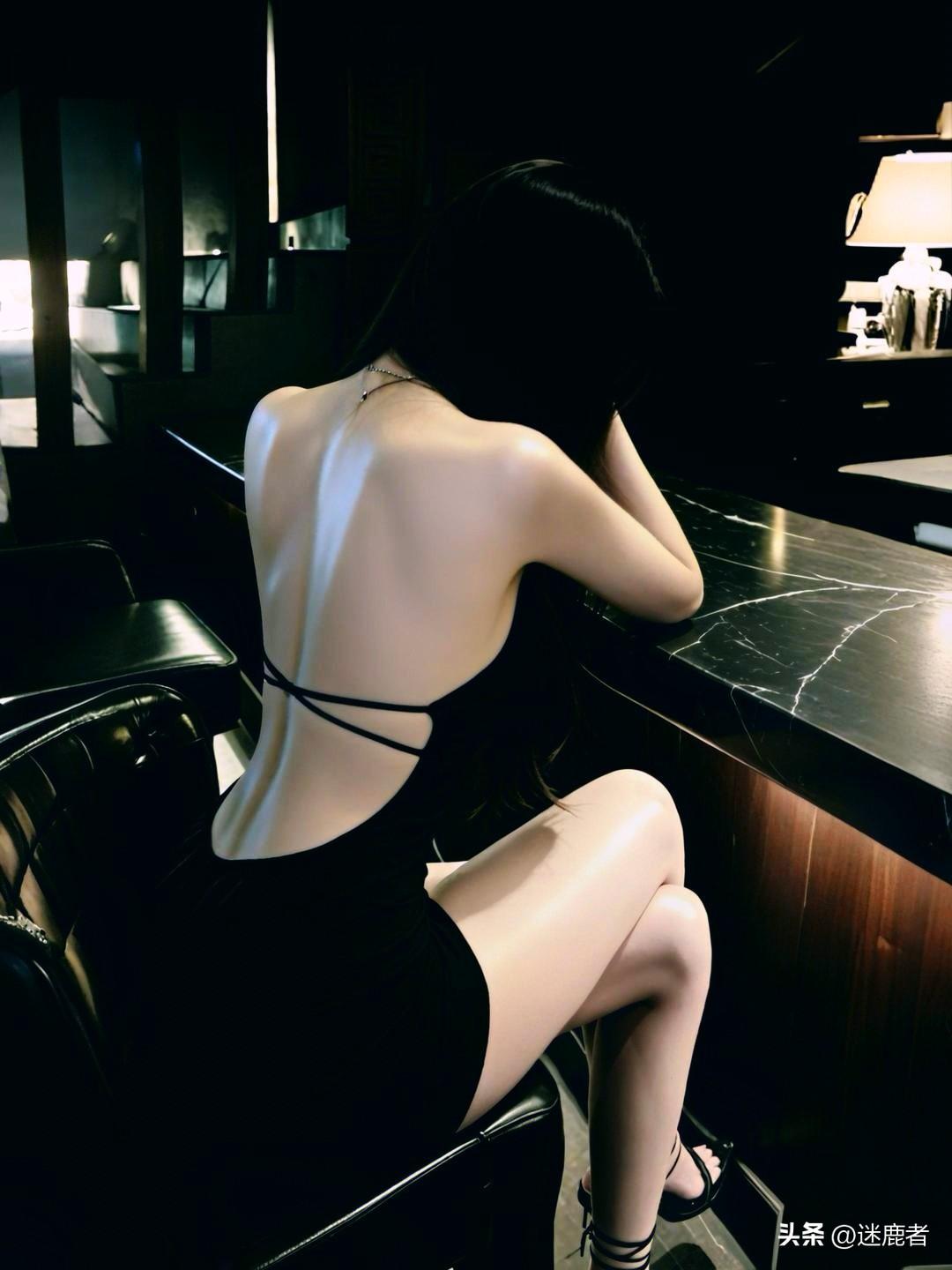 真心话茶局深夜的角落，她背对世界，露背裙勾勒的线条在暗光中若隐若现。当双手轻搭吧