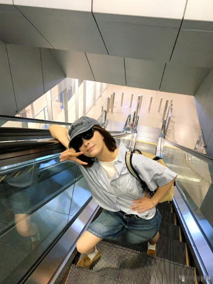 被吴昕种草了这个小蓝孩  好可爱的昕昕子，这蓝色好清爽，可可爱爱～真的被种草啦～