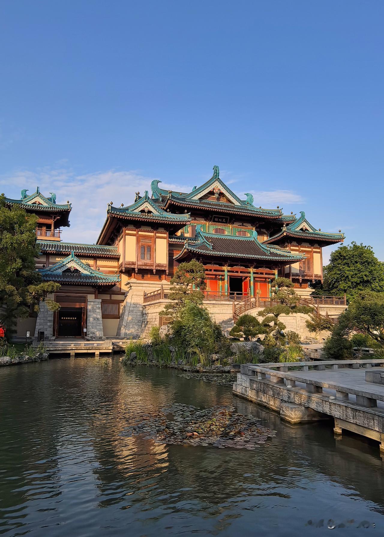 游完牛首山时已下午五点多钟，看了眼微信运动，走了快两万步。这个季节的太阳落得晚，