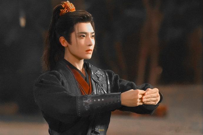 侯明昊直播拆解无台词演技 侯明昊在直播中分享无台词表演心得，讲解如何依靠肢体、眼