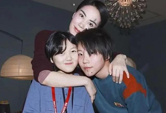 王菲不惜花百万帮女儿修复了唇裂，嘴巴确实好了，但感觉她的脸蛋儿变得有点不一样了，