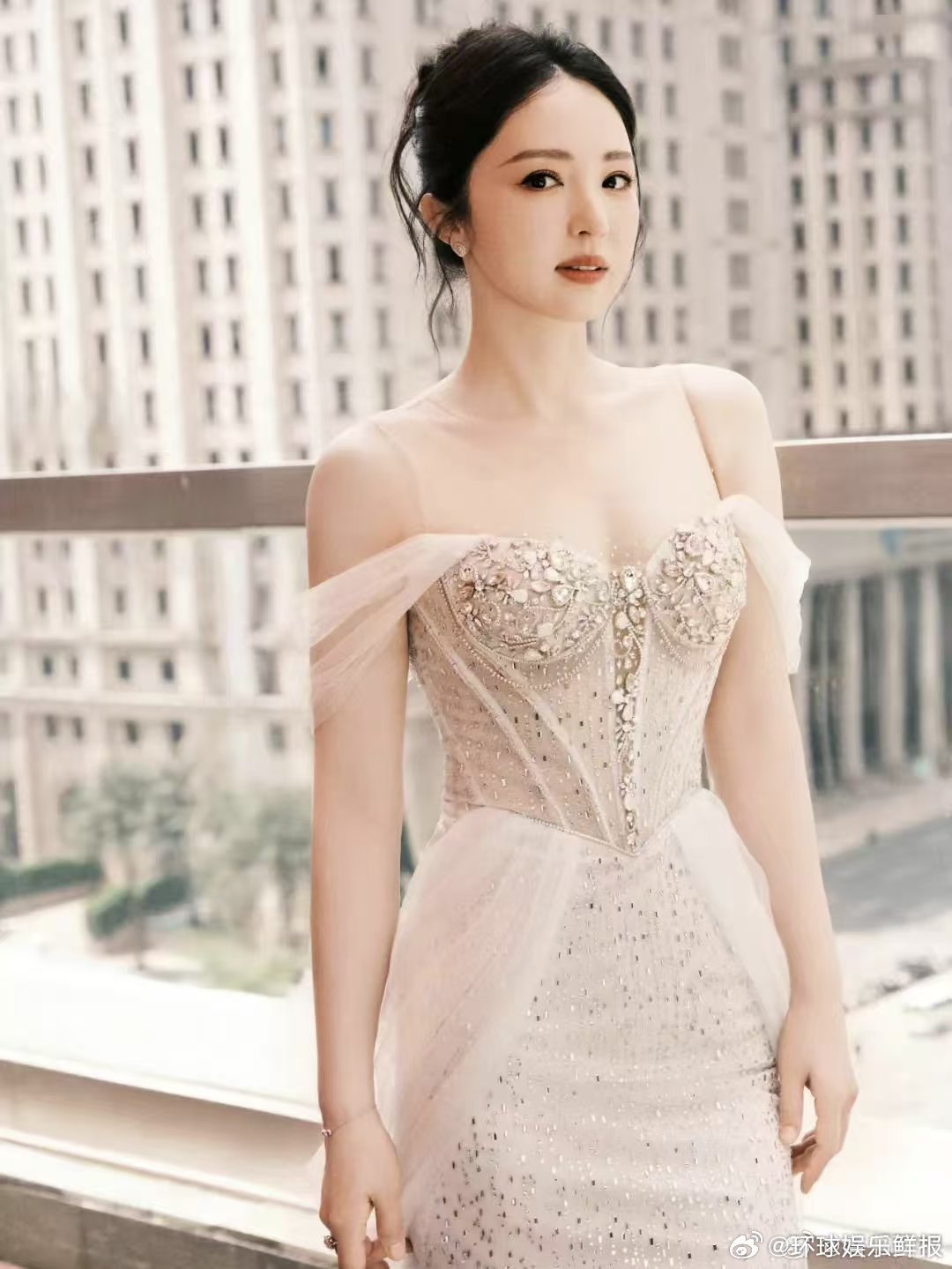 张维伊是头婚董璇是头昏 别人的生活咱不瞎猜，只要她脸上有笑容，那就是对的选择。 