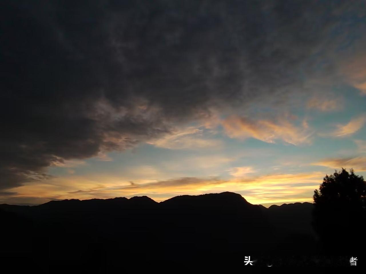 我不太同意“人的命运全由天注定”。其实命运这事，三分靠天生，七分靠自己拼。
 