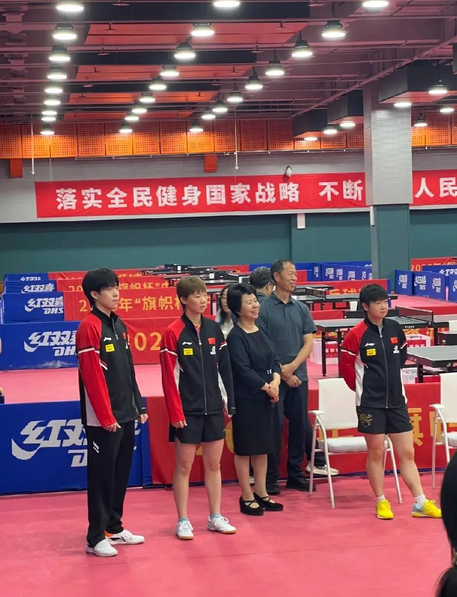 莎头&曼昱同框！这气场差我磕疯了
 
救命！刷到中央国家机关乒乓球赛同框照，王楚
