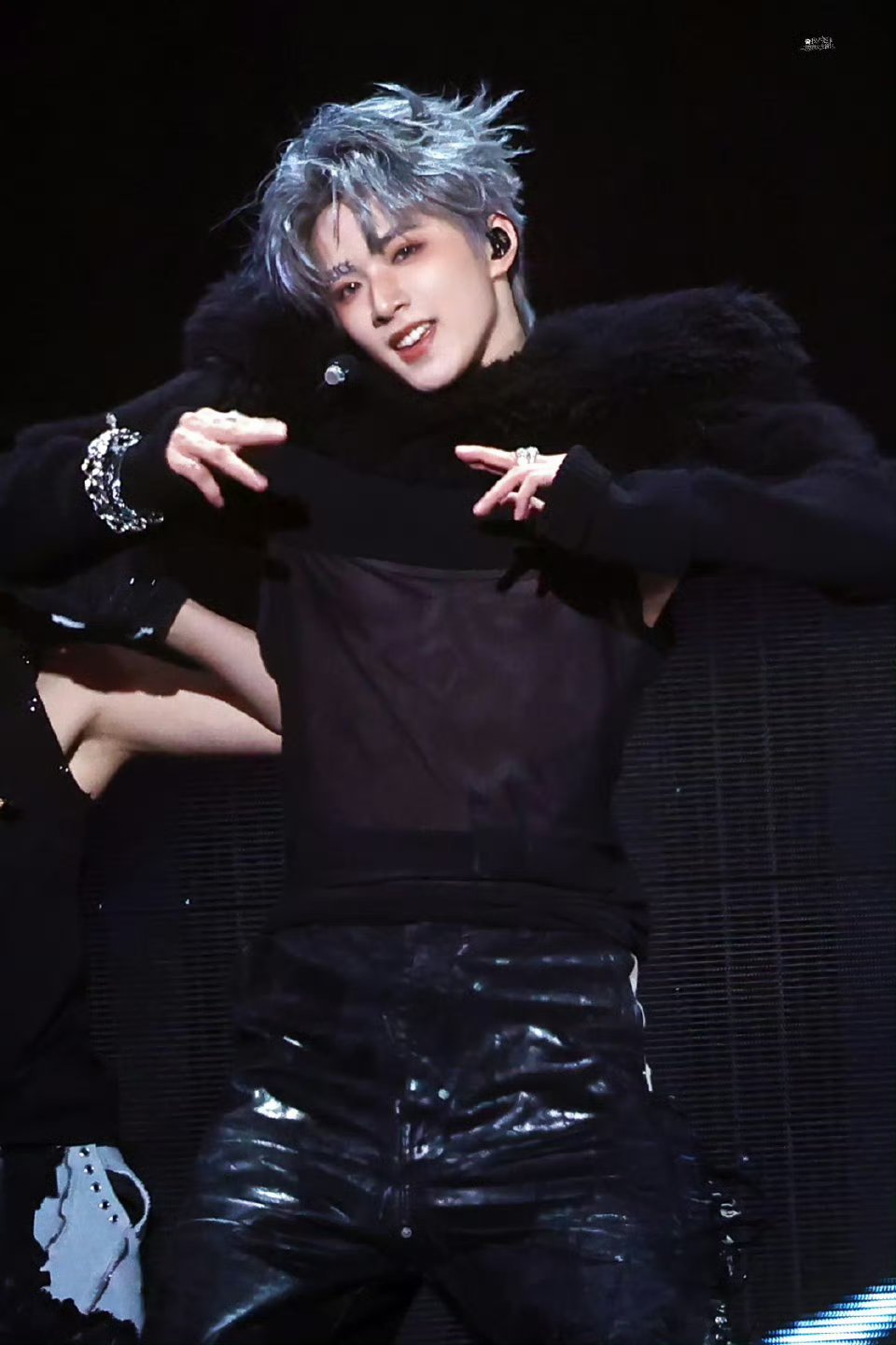 刘耀文《SAUCE》舞台穿皮草帅爆了！跳舞好爽，巨星范儿拉满！ 