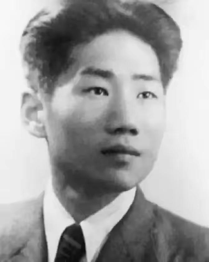 毛岸英的牺牲，从不是寻常的战争悲剧。28岁的他，懂俄语英语、熟稔机要统筹，是志愿