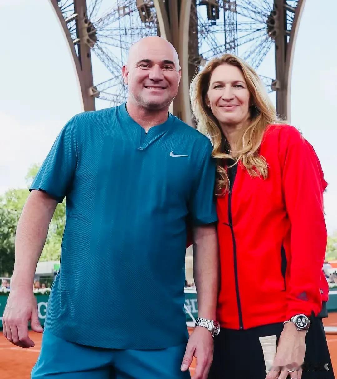 有多少朋友是看着他们的比赛开始接触网球、喜欢网球的？我记得刚上高一时还买过一张桑