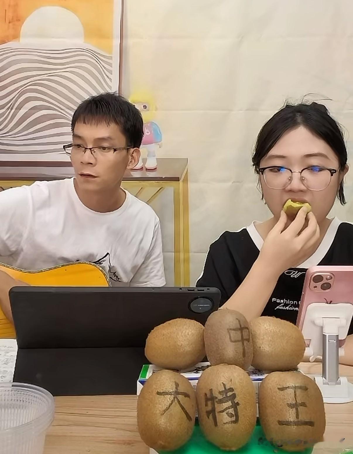 老话说“近水楼台先得月”，两人一同出镜直播，整日共处一室，难免引得大伙纷纷猜测，