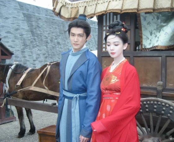 男主尽管发刀发糖的事交给男配，叶峥对朝露的用心藏在每份心意里，送礼斟酌，见面带花