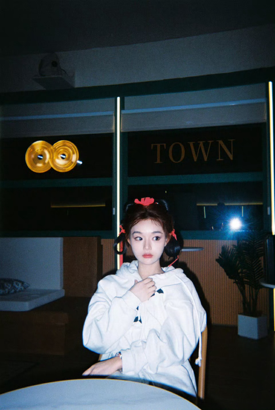 黄霄云：我开着闪光灯“拍了拍”声生不息📸。顶光下的黄霄云小小的脸上全是五官～ 