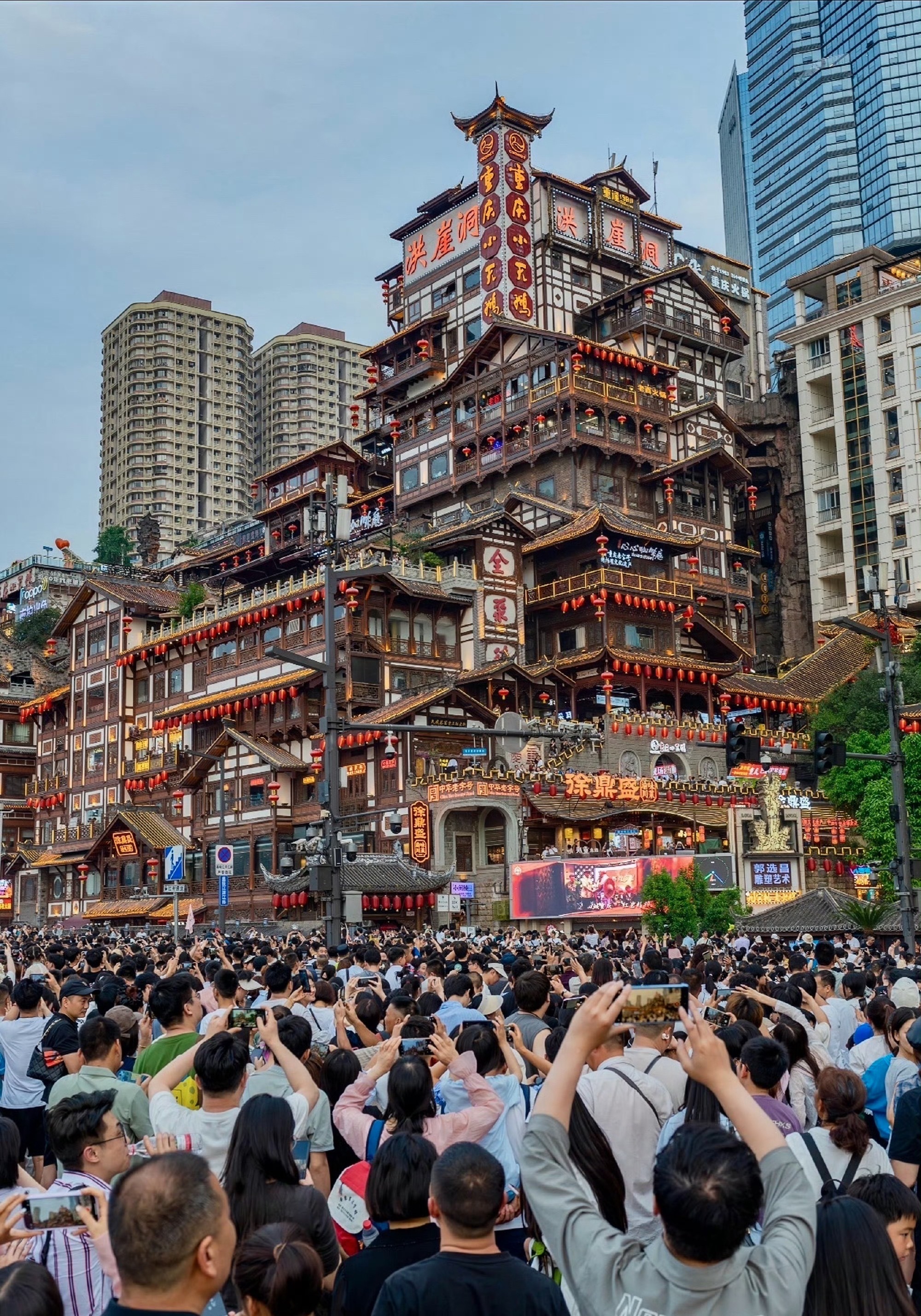 五一排队现状 不是说五一不出去玩吗怎么还都出去了
