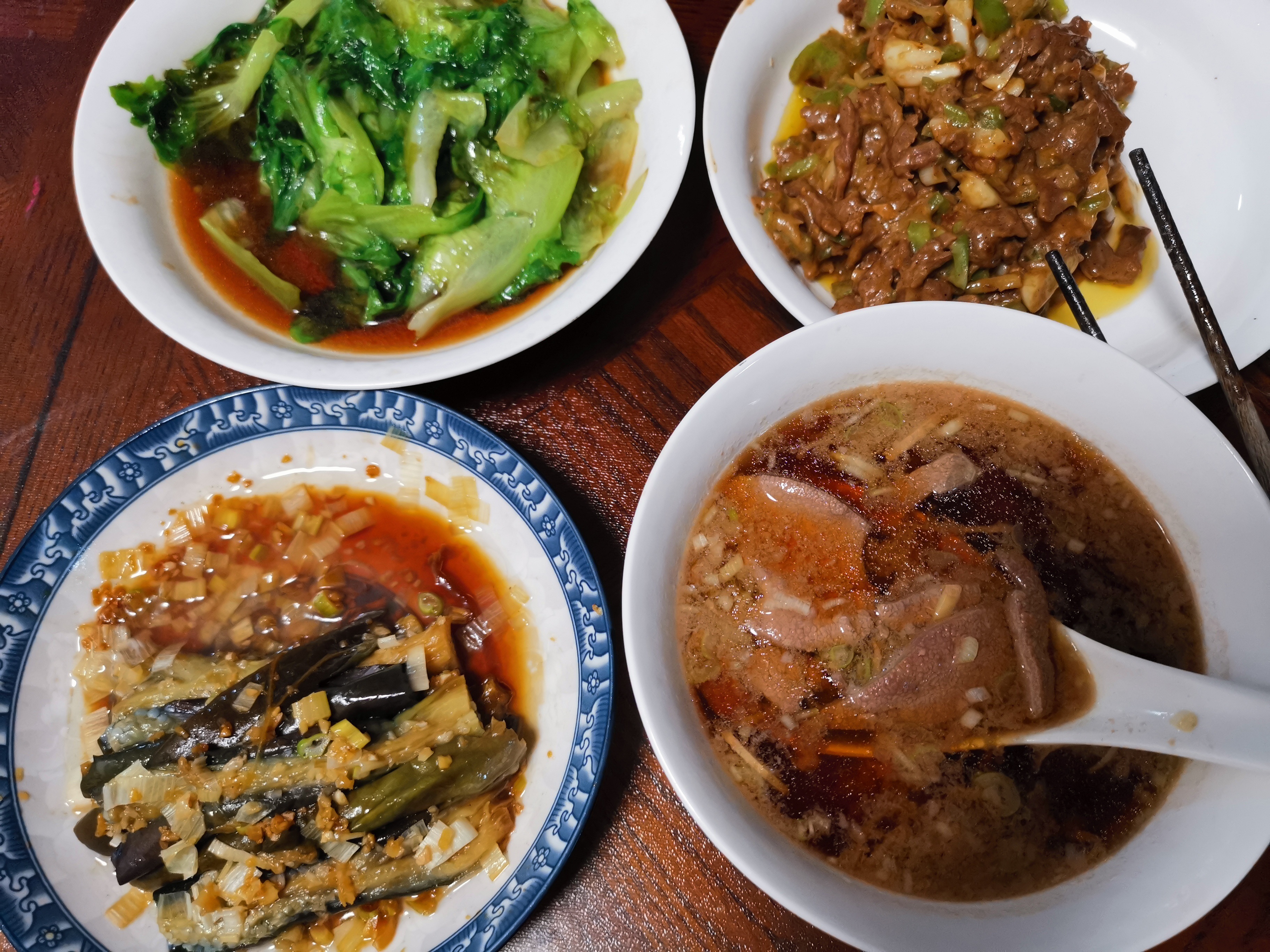 #芜湖家常菜# 一个人的晚餐，蚝油生菜、小炒牛肉、蒸茄子、猪肝汤。去超市买一大块