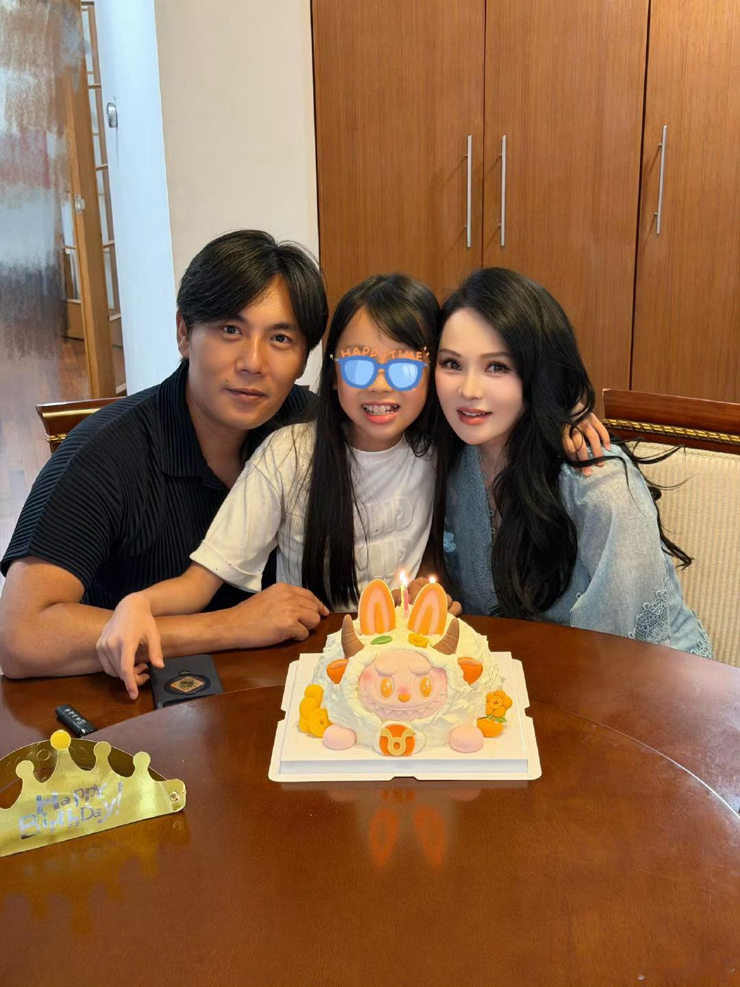 秦昊伊能静一家三口合照伊能静晒和秦昊一家三口合照为秦昊庆生～ 